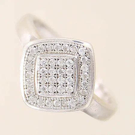 Ring med vita stenar stl:17½ bredd 2,2-13mm silver 925/1000  Vikt: 4 g