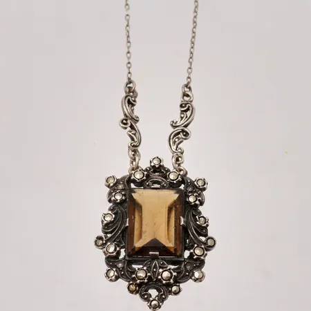 Collier 47,5cm, bredd 0,9-31,5mm, 1st rök färgad sten, mått 10x14mm, markasiter, 1st trasig, silver 835/1000, trasig kedja, 8,22g.