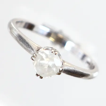 Ring vitguld med vit sten stl:16½ i behov av rodiering 18K Vikt: 2,4 g