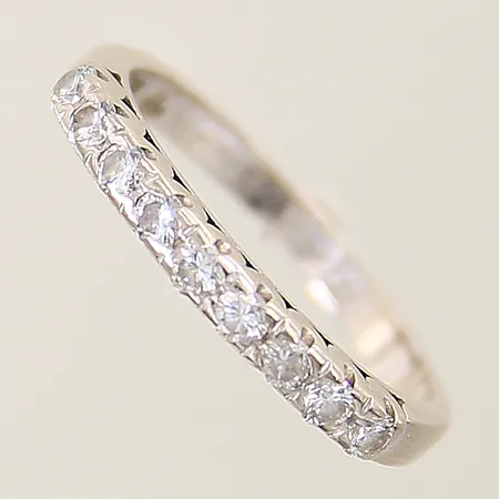 Ring med diamanter 9 x ca 0,04ct stl:17½ bredd:2,5mm vitguld, i behov av omrodiering, gravyr, 18K  Vikt: 3,3 g