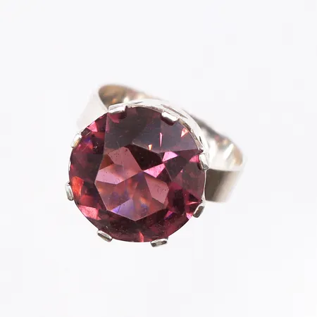 Ring med lila sten, stl:16, bredd 4,8mm, 925/1000 silver. Vikt: 5 g