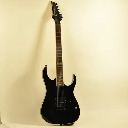 Elgitarr Ibanez RG series, Gear of the Ninja, modellnr RGR08LTD, serienr I080519286, svart med ljus kant, Seymour Duncan Blackouts, ca 2008, kantstött/eftermålade ytor på baksida, made in Indonesia, mjukt fodral, inga övriga tillbehör. Skickas med postpaket.