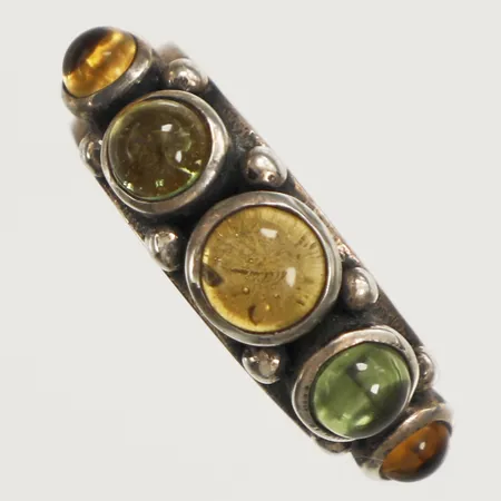 Ring med möjligen bärnsten stl:18½, bredd 5,4-7,8mm Silver 925/1000 Vikt: 7,5 g