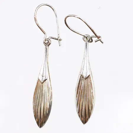 Örhängen, längd 30,3mm, bredd 1,5-7,5mm, 925/1000 silver.  Vikt: 1,5 g