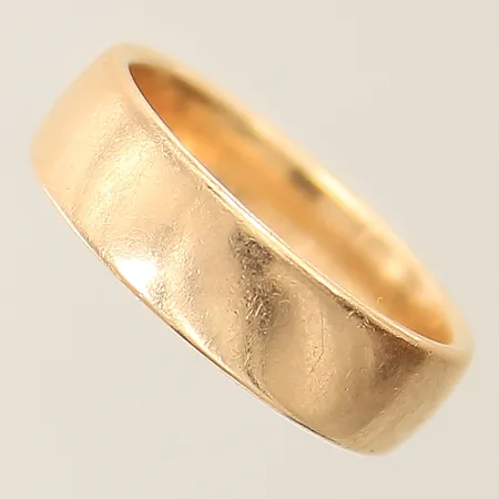 Ring slät stl:17½ bredd 6mm något repig gravyr 18K Vikt: 8,2 g