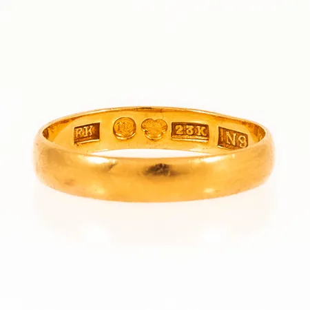Ring slät stl:19 bredd 3,9mm, ojämn form, gravyr, 23K 3,6g.