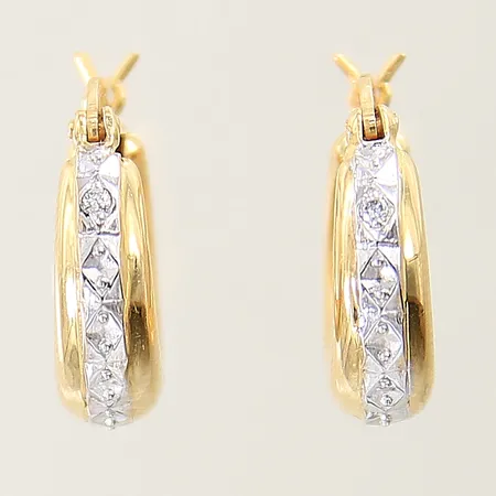 Örhängen creoler med diamanter 2 x ca 0,01ct Ø15mm bredd 4-5,3mm vitguldsdetaljer 18K Vikt: 3,3 g