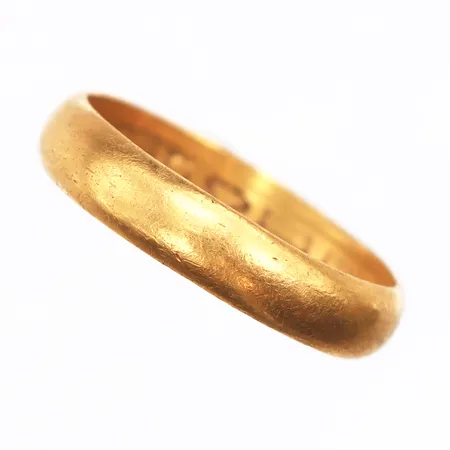 Ring slät, stl:21, bredd 4,9mm, gravyr, 23K. Vikt: 6,8 g