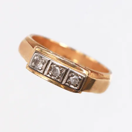 Klackring med vita stenar, stl:18, bredd 4,8-5,6mm, 18K. Vikt: 7,1 g