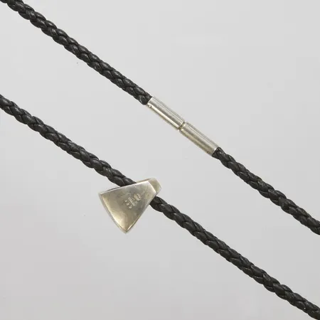 Collier Georg Jensen "Victory", Ragnar Jörgensen, längd ca 44cm, hängets längd 16mm, flätad läderrem, originaletui, hänge samt lås i silver 925/1000 Bruttovikt: 17,2g Vikt: 10,3 g
