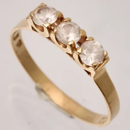 Ring stl:20½ bredd ca 2x3mm, 3st vita stenar, mått Ø4mm, 18K, 2,8g. 
