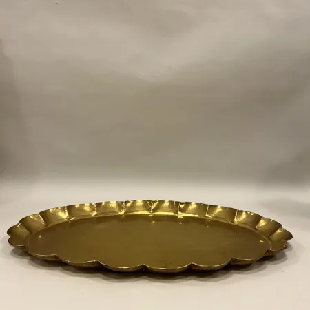 Bricka, oval, vågigt brätte med lätt hamrad yta, mått ca 48x30cm, handdriven mässing, repor, visst slitage, Arvika Konstsmide.  Skickas med postpaket.