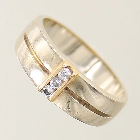 Ring med vita stenar stl:18 bredd 4-7mm vitguld, fattning i gulguld, repig skena, i behov av omrodiering 18K  Vikt: 5,8 g