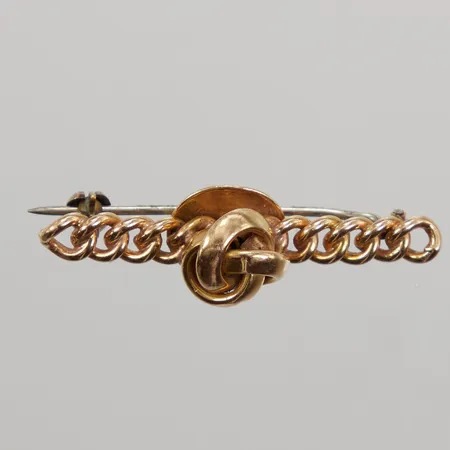 Brosch med dekor längd 40mm, bredd 5,-11,7mm, nål och lås i oädelmetall, 18K Vikt: 5,8 g