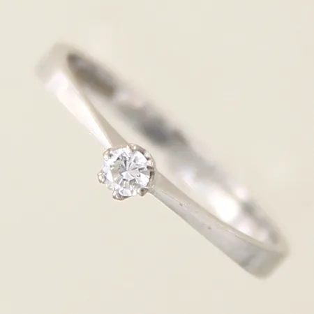Ring med diamant 0,09ct samt kvalitet enligt gravyr TW(H)/VVS stl:18 bredd:2-3mm vitguld, i behov av omrodering, 18K  Vikt: 2,4 g