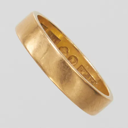 Ring slät stl17½, bredd 4mm, repig, 18K Vikt: 4 g