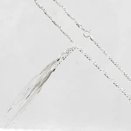 Collier med integrerat hänge GHA längd 43cm, länkens bredd 3mm, silver 925/1000. Vikt: 10,1 g