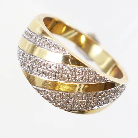 Ring med ca 83 diamanter 0,23ctv enligt gravyr stl:18 bredd: 3-10mm, 18K Vikt: 3,3 g