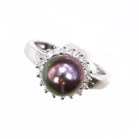 Ring vitguld med färgad odlad pärla och små diamanter, stl:15, 18k. Vikt: 4,2 g
