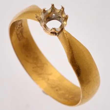 Ring stl:19¾, bredd 5,2-5,7mm, defekt sten saknas, personlig gravyr, 23K guld, 4,9g.