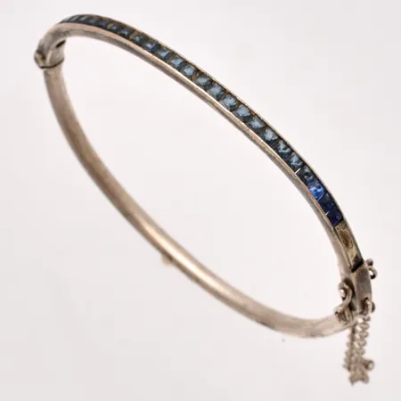 Armring 17,5cm, bredd 3,5mm, blå stenar varav 3st är utbytta, silver 830/1000, 8,44g.