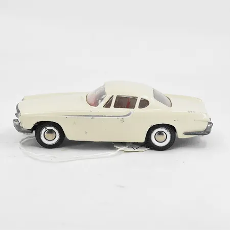 Modellbil Tekno Volvo P1800, längd 10cm, nr 825, Danmark, gräddvit med röd inredning, inga tillbehör.