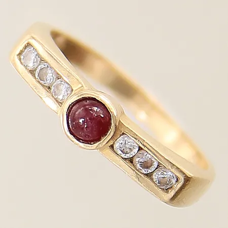 Ring med röd och vita stenar stl:17¼ bredd 2-4,8mm skev skena 14K Vikt: 3 g