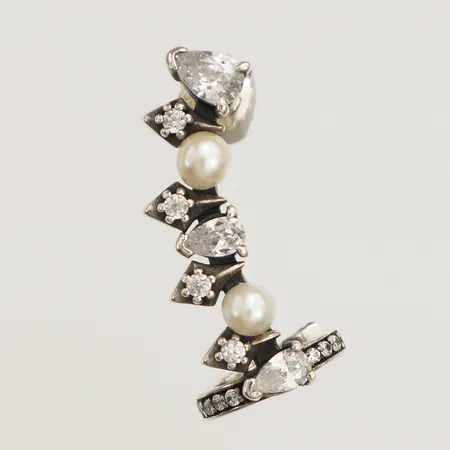 Ett örhänge Thomas Sabo med cubic zirconia samt pärlor, längd 30mm bredd 8mm silver 925/1000  Vikt: 3,5 g