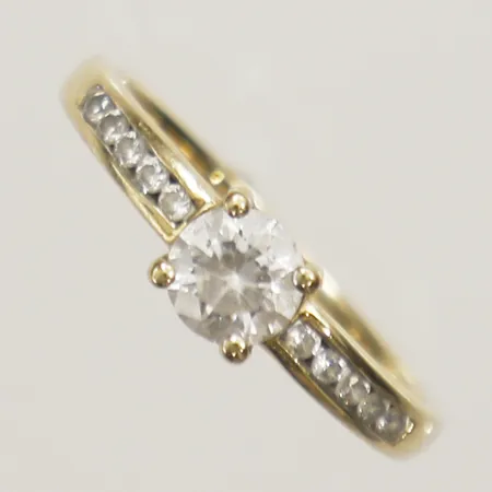 Ring med vita stenar stl:16½ bredd 1,6mm GHA 18K Vikt: 2,3 g