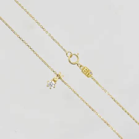 Kedja med hänge längd 50½cm, länkens bredd 1mm, 18K. Vikt: 2,3 g