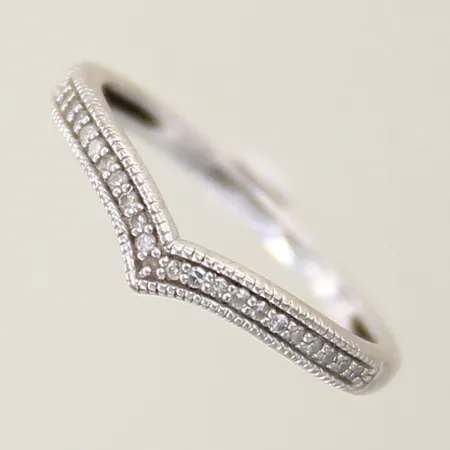 Ring med diamanter 23 x ca 0,005ct GHA stl 15 bredd 1,5-2,5mm vitguld 18K Vikt: 1,6 g