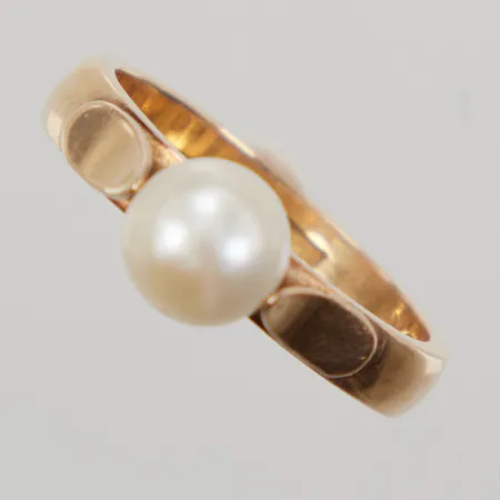 Ring med pärla stl:17½ , bredd 4,2mm, 18K Vikt: 5,4 g
