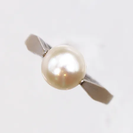 Ring med pärla, stl:15, Ø7,5mm, bredd 2mm, vitguld, 18K. Vikt: 2,5 g