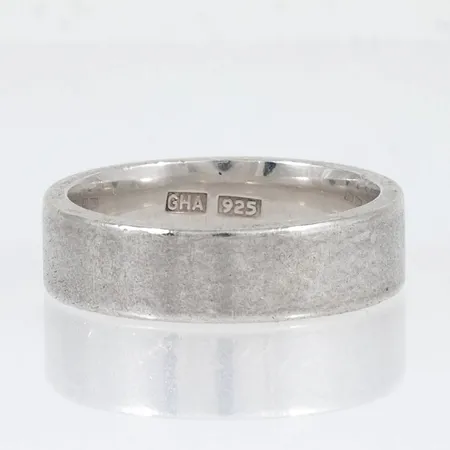 Slät ring i silver. Stl:18¾. Bredd 6 mm. Vikt 7,4g.
