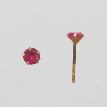 Örhängen med röda stenar, Ø4mm, stift, saknar snurrbussar, 18K Vikt: 0,4g Vikt: 0,4 g