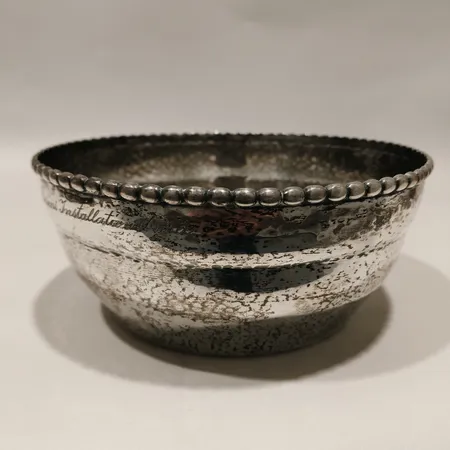 Skål med hamrad yta samt kant med pärlbård Ø17,5cm  Hallbergs Guldsmeds Ab C G år 1920 Silver 830/1000 Vikt: 271,6 g