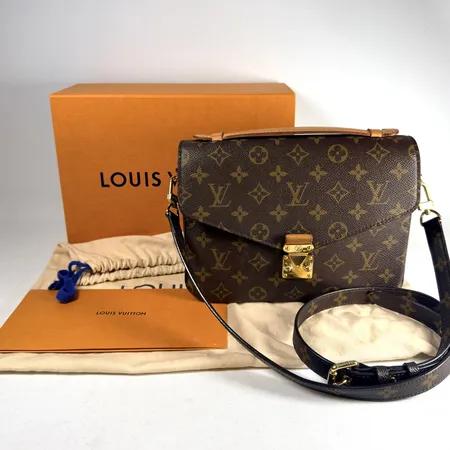 Väska Louis Vuitton Pochette Métis monogram canvas modellnummer M44875 år 2021 mått 25x19x7cm axelrem repigt spänne/lås bruksspår även invändigt dustbag kartong fläckar/slitage på kartong