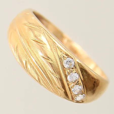Ring med vita stenar stl:17¾ bredd 2,1-8,5mm otydliga stämplar 18K Vikt: 3,6 g