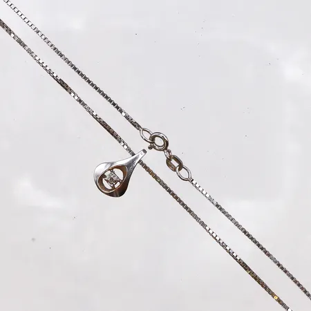 Kedja med hänge, diamant 0,02ct, kedja längd 45cm, hänge längd 13,8mm, bredd 4,2-9,6mm, vitguld, 18K. Vikt: 5,7 g