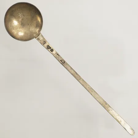 Brännvinssked med hamrad dekor, längd 18cm år 1972 skev Silver 830/1000 Vikt: 18,5 g