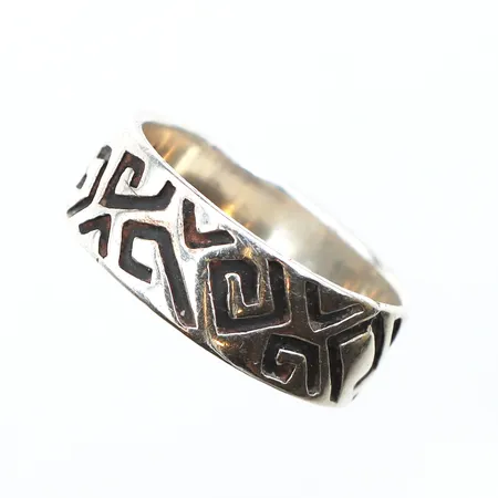 Ring med mönster, stl:18½, bredd 7,5mm, 925/1000 silver. Vikt: 5,6 g