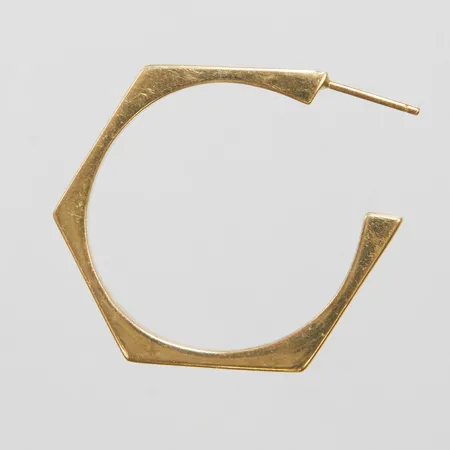 Udda örhänge 32x39mm, bredd 3mm, saknar snurrebuss, 14K Vikt: 4,3 g