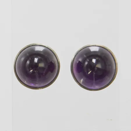 Örhängen med cabochonslipade ametister, Ø12,5mm, höjd 10mm, stift, saknar snurrebussar, ostämplade, 830/1000 silver Vikt: 5,2g Vikt: 5,2 g