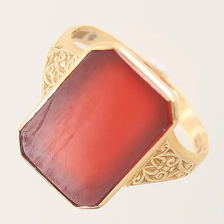 Ring med karneol stl:20½ bredd:3-18mm, något skev skena, 18K  Vikt: 4,7 g