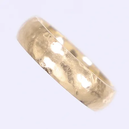 Ring med hamrad yta stl: 16 bredd 5mm svenska stämplar gravyr 18K Vikt: 5,1 g
