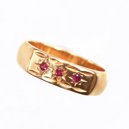 Ring med rosa stenar, stl:16, bredd 5,2mm, 20K. Vikt: 5,7 g
