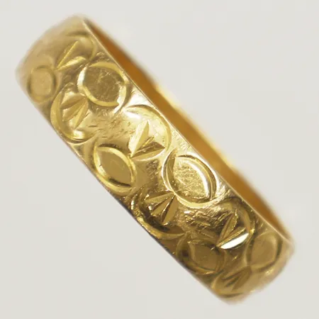 Ring med mönsterdekor stl:22, bredd 6,5mm 21K  Vikt: 5,7 g