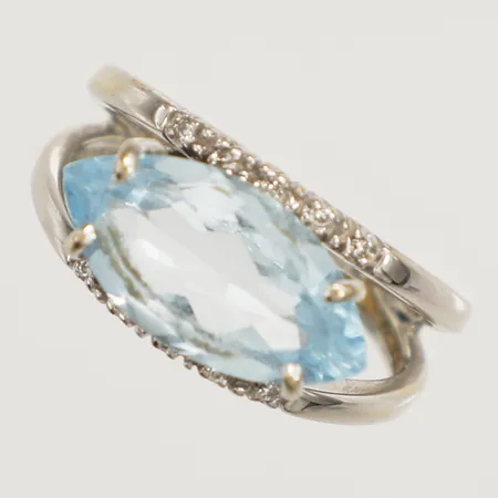 Ring med blå topas och diamanter 10xca0,0005ct stl:17¼, bredd 2,7-9,7mm, behov av omrodiering, vitguld 18K  Vikt: 5,6 g
