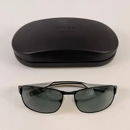 Solglasgon Hugo Boss, svarta med silverfärgade detaljer, bruksslitage, putsduk, hårt etui.