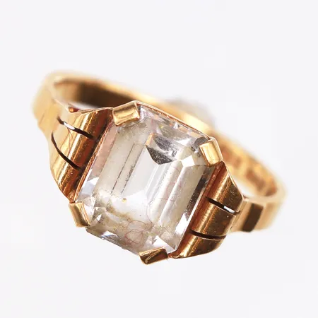 Klackring med vit sten, stl:18, bredd 2,3-10,2mm, 18K. Vikt: 4,6 g